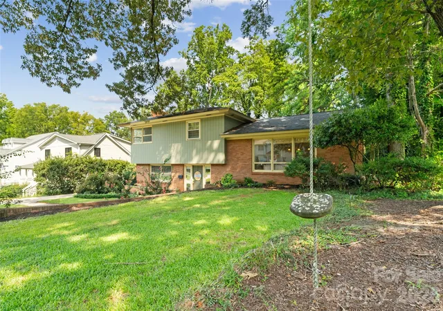 Photo 3 of Sale Pending at 2911 Arundel Dr, Charlotte, NC 28209 | MLS# 4415828 | Listing updated on 2026-08-26