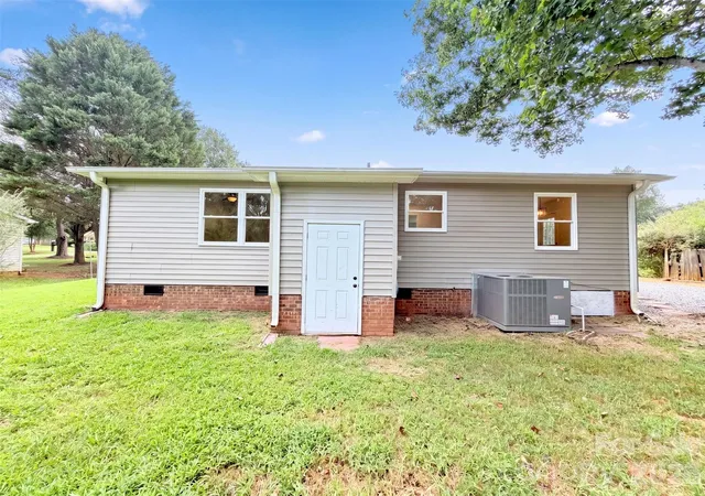 Photo 4 of Single family home for sale at 8332 Clear Meadow Ln, Charlotte, NC 28227 | MLS# 4415901 | Listing updated on 2026-10-01