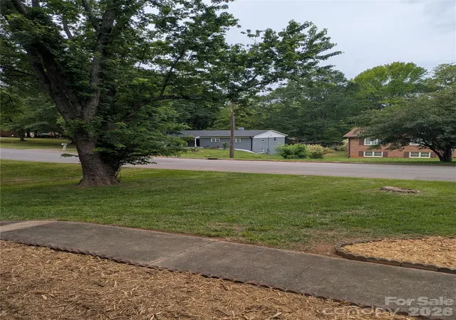 Photo 4 of Single family home for sale at 1002 Hemlock Dr, Shelby, NC 28150 | MLS# 4415909 | Listing updated on 2026-10-01