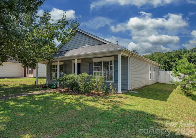 Photo 3 of Single family home for sale at 2710 Blackberry Ridge Ln, Charlotte, NC 28208 | MLS# 4415957 | Listing updated on 2026-10-28