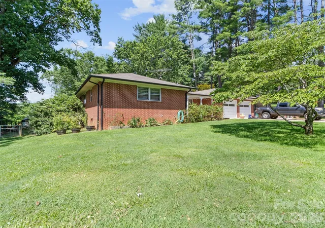 Photo 3 of Single family home for sale at 38 Crowell Rd, Asheville, NC 28806 | MLS# 4415975 | Listing updated on 2026-10-02