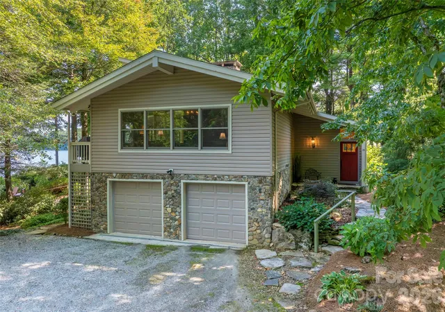 Photo 2 of Single family home for sale at 73 Lake Point Dr, Lake Toxaway, NC 28747 | MLS# 4416031 | Listing updated on 2026-09-04