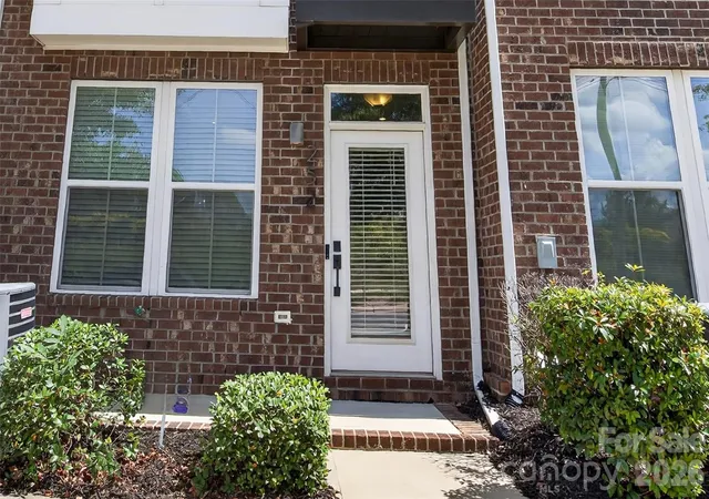 Photo 2 of Townhouse for sale at 252 Parkwood Ave, Charlotte, NC 28206 | MLS# 4416077 | Listing updated on 2026-09-02