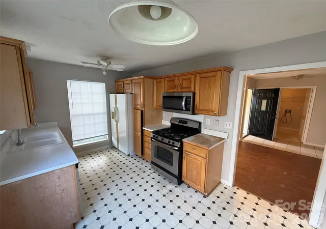 2nd image of 2615 Robyns Glen Dr, Charlotte, NC 28269 | MLS# 4416107