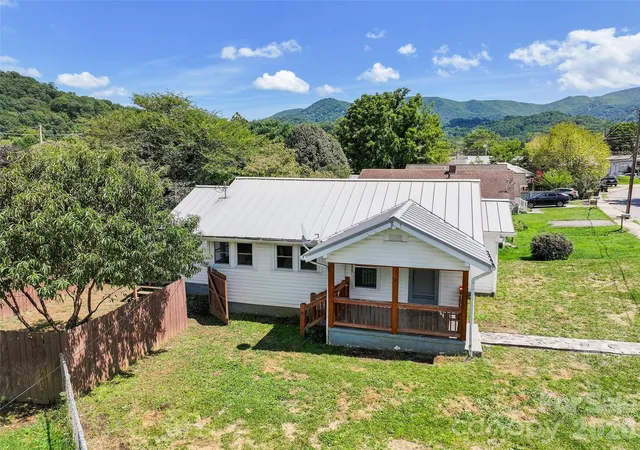 2nd image of 417 Riverbend St, Waynesville, NC 28786 | MLS# 4416141