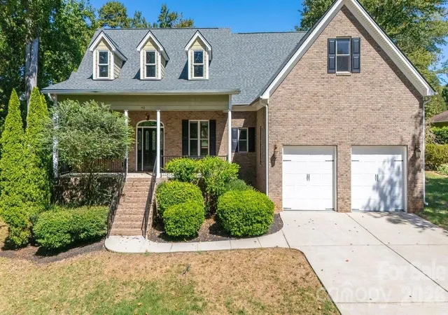 Photo 1 of Single family home for sale at 142 Fairway Dr, Mooresville, NC 28117 | MLS# 4416164 | Listing updated on 2026-10-06