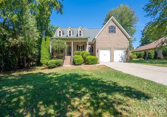Photo 2 of Single family home for sale at 142 Fairway Dr, Mooresville, NC 28117 | MLS# 4416164 | Listing updated on 2026-10-06