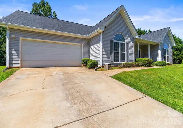 Photo 4 of Single family home for sale at 413 Summer Ridge Rd, Stanley, NC 28164 | MLS# 4416198 | Listing updated on 2026-09-30