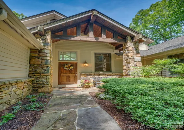 Photo 3 of Single family home for sale at 75 Old Hickory Trl, Hendersonville, NC 28739 | MLS# 4416201 | Listing updated on 2026-09-18