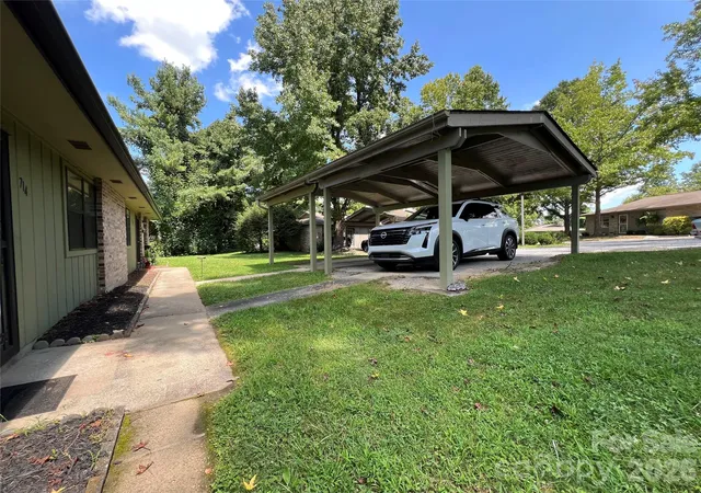 3rd image of 714 Farmington Cir, Hendersonville, NC 28739 | MLS# 4416407