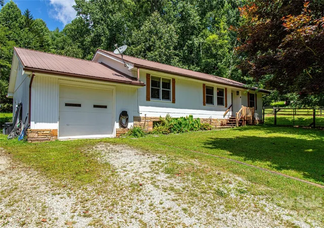 Photo 3 of Single family home for sale at 570 Flat Creek Valley Rd, Lake Toxaway, NC 28747 | MLS# 4416431 | Listing updated on 2026-09-01
