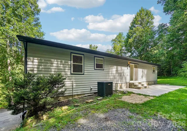 Photo 4 of Single family home for sale at 19 Jupiter Hts, Weaverville, NC 28787 | MLS# 4416509 | Listing updated on 2026-10-10