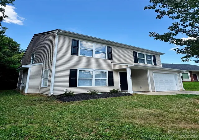 Photo 3 of Single family home for sale at 805 Mattox Ct, Charlotte, NC 28216 | MLS# 4416530 | Listing updated on 2026-08-21