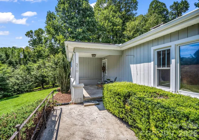 Photo 2 of Single family home for sale at 370 Orchard Cir, Laurel Park, NC 28739 | MLS# 4416531 | Listing updated on 2026-08-26