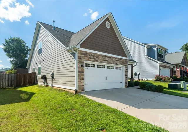 Photo 3 of Single family home for sale at 15 Hyde Park Pl, Arden, NC 28704 | MLS# 4416533 | Listing updated on 2026-09-17