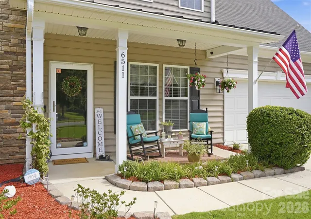 Photo 3 of Single family home for sale at 6511 Fieldstone Manor Dr, Matthews, NC 28105 | MLS# 4416546 | Listing updated on 2026-10-07