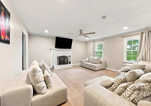 3rd image of 436 Peace Haven Rd, Winston Salem, NC 27103 | MLS# 4416574