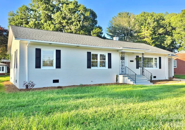 Photo 2 of Single family home for sale at 264 3rd Avenue Sw, Taylorsville, NC 28681 | MLS# 4416575 | Listing updated on 2026-08-21