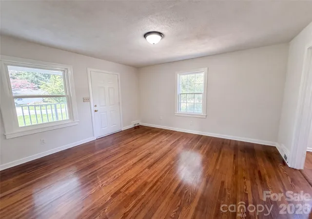 Photo 4 of Single family home for sale at 1006 Peachtree Rd, Charlotte, NC 28216 | MLS# 4416578 | Listing updated on 2026-10-30