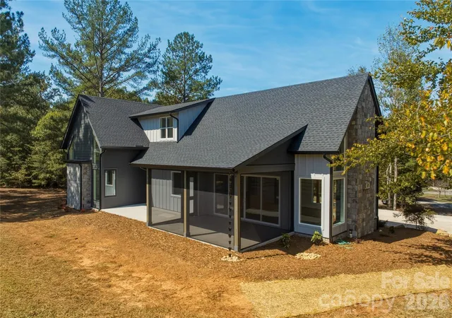 Photo 4 of Single family home for sale at 2303 Paddock Cir, Morganton, NC 28655 | MLS# 4416605 | Listing updated on 2026-10-16