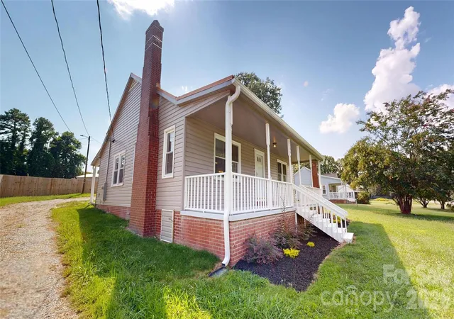 Photo 3 of Single family home for sale at 2106 Statesville Hwy, Mooresville, NC 28115 | MLS# 4416635 | Listing updated on 2026-09-21