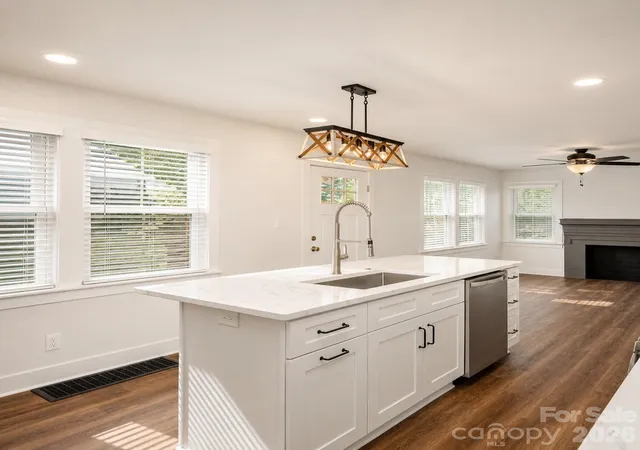 image of 2104 St Mark St, Charlotte, NC 28216 | MLS# 4416689