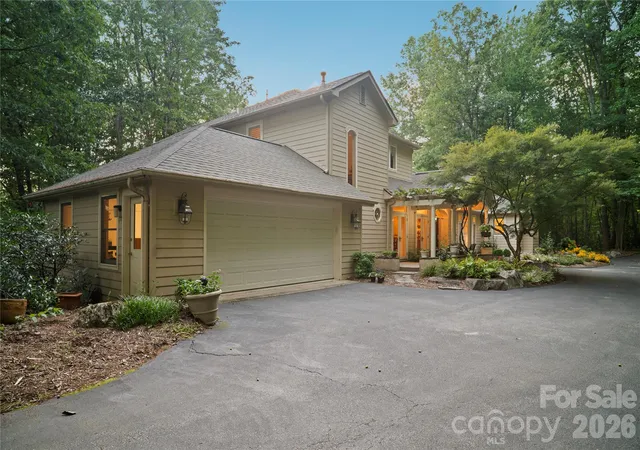 Photo 3 of Single family home for sale at 4 Citadel Ln, Hendersonville, NC 28739 | MLS# 4416702 | Listing updated on 2026-10-07
