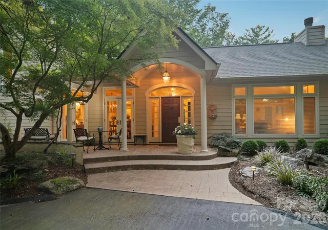Photo 3 of Single family home for sale at 4 Citadel Ln, Hendersonville, NC 28739 | MLS# 4416702 | Listing updated on 2026-10-07