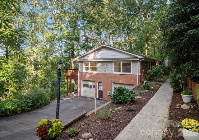 Photo 2 of Single family home for sale at 8 Galax Ln, Hendersonville, NC 28791 | MLS# 4416703 | Listing updated on 2026-09-30