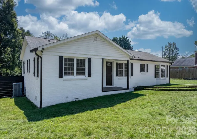 Photo 1 of Single family home for sale at 5795 Valley Fld Rd, Hickory, NC 28602 | MLS# 4416732 | Listing updated on 2026-10-22