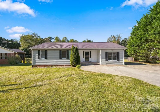 Photo 1 of Single family home for sale at 425 Heritage Farm Rd, Hickory, NC 28601 | MLS# 4416733 | Listing updated on 2026-09-30