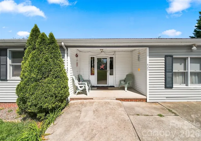 Photo 2 of Single family home for sale at 425 Heritage Farm Rd, Hickory, NC 28601 | MLS# 4416733 | Listing updated on 2026-09-04