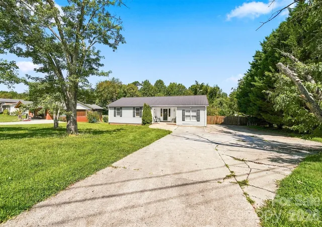 Photo 3 of Single family home for sale at 425 Heritage Farm Rd, Hickory, NC 28601 | MLS# 4416733 | Listing updated on 2026-09-04