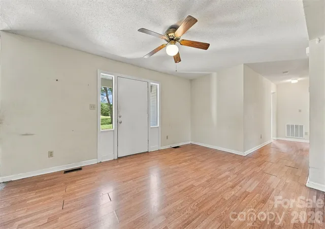 Photo 3 of Single family home for sale at 425 Heritage Farm Rd, Hickory, NC 28601 | MLS# 4416733 | Listing updated on 2026-09-30