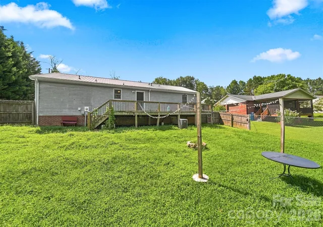Photo 4 of Single family home for sale at 425 Heritage Farm Rd, Hickory, NC 28601 | MLS# 4416733 | Listing updated on 2026-09-04
