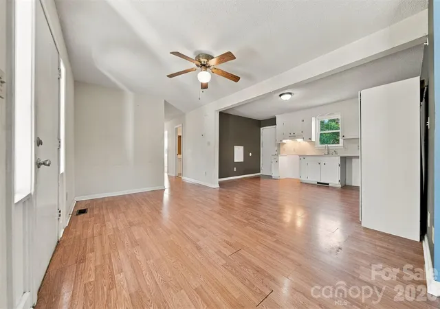 Photo 3 of Single family home for sale at 425 Heritage Farm Rd, Hickory, NC 28601 | MLS# 4416733 | Listing updated on 2026-10-16