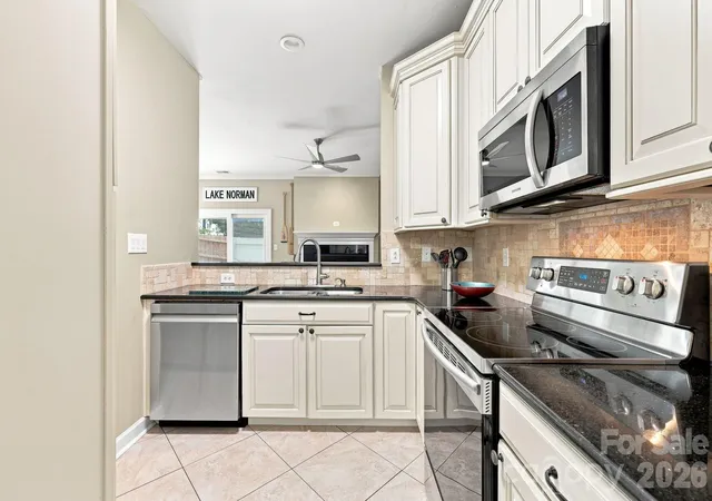 Listing Photo 5 - Condo for sale in building located at 8124 Vlg Harbor Dr, Cornelius, NC 28031