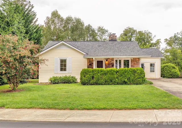 Photo 1 of Single family home for sale at 103 S Main St, Weaverville, NC 28787 | MLS# 4416780 | Listing updated on 2026-09-29