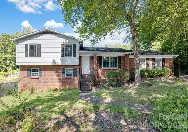 Photo 1 of Single family home for sale at 2116 Deepwood Ct, Gastonia, NC 28054 | MLS# 4416884 | Listing updated on 2026-09-19