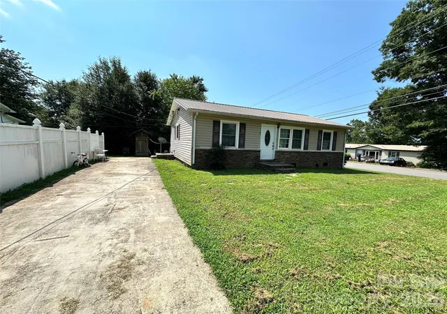 Photo 3 of Single family home for sale at 601 E Saunders Ave, Newton, NC 28658 | MLS# 4416913 | Listing updated on 2026-10-06