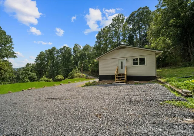 Photo 5 of Single family home for sale at 1218 Sweet Creek Rd, Bakersville, NC 28705 | MLS# 4417001 | Listing updated on 2026-08-22