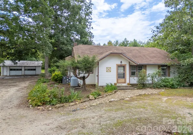 Photo 1 of Single family home for sale at 375 E King St, East Flat Rock, NC 28726 | MLS# 4417012 | Listing updated on 2026-09-28