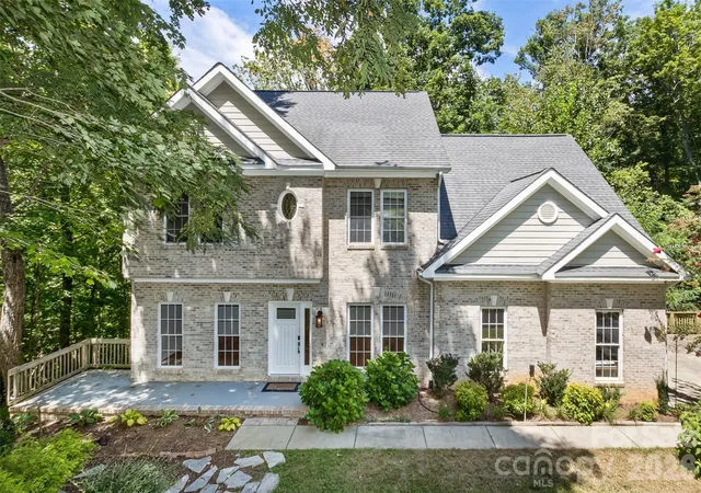 Photo 1 of Single family home for sale at 113 Ballantree Dr, Asheville, NC 28803 | MLS# 4417051 | Listing updated on 2026-09-30
