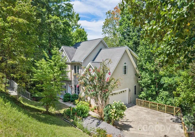 Photo 2 of Single family home for sale at 113 Ballantree Dr, Asheville, NC 28803 | MLS# 4417051 | Listing updated on 2026-09-30