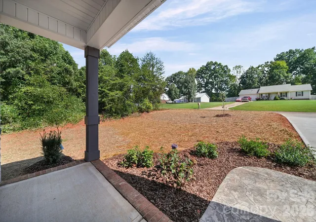 Photo 3 of Single family home for sale at 1074 Lyndsey Brook Ct, Lincolnton, NC 28092 | MLS# 4417119 | Listing updated on 2026-10-21