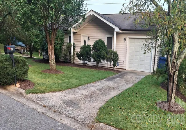Photo 1 of Single family home for sale at 204 Scottlynn Dr, Asheville, NC 28806 | MLS# 4417131 | Listing updated on 2026-09-28