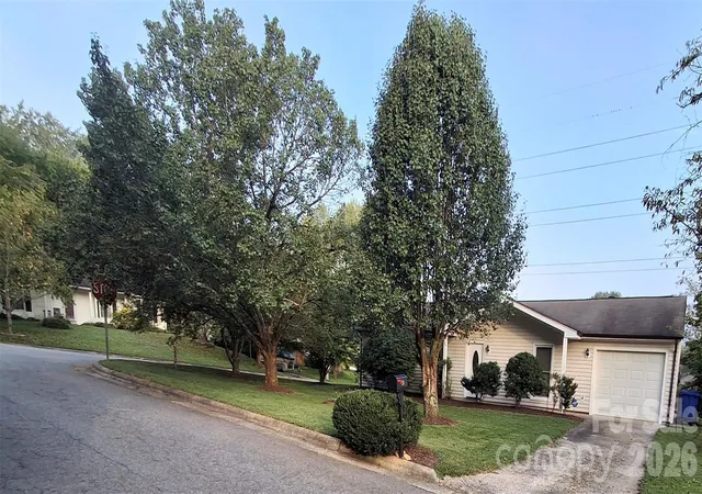 Photo 2 of Single family home for sale at 204 Scottlynn Dr, Asheville, NC 28806 | MLS# 4417131 | Listing updated on 2026-09-28