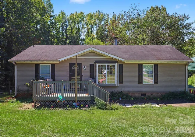 Photo 1 of Single family home for sale at 198 Smith Clemmer Rd, Mount Holly, NC 28120 | MLS# 4417179 | Listing updated on 2026-10-01