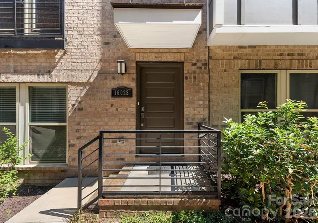 Townhouse for sale at 16023 Roscoe Ln #L52, Charlotte, NC 28204 | MLS# 4417301
