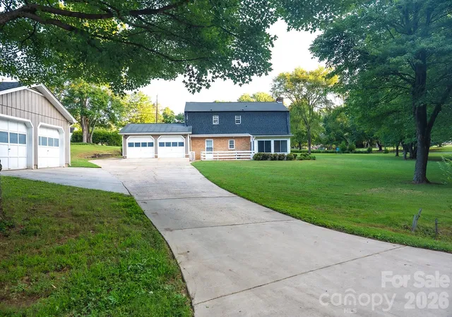 Photo 2 of Single family home for sale at 3401 Tracelake Dr, Matthews, NC 28105 | MLS# 4417359 | Listing updated on 2026-10-07